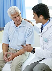 ein Patient mit Prostatitis bei einem Termin bei einem Spezialisten