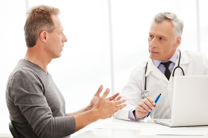 Mann mit chronischer Prostatitis in der Arztpraxis. 