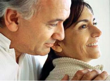 Frau und Mann, die Prostatitis geheilt haben