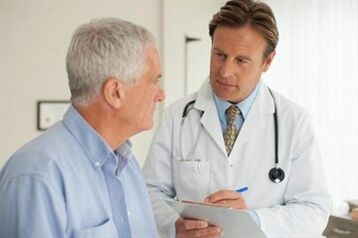 Patient mit Prostatitis in Absprache mit einem Urologen
