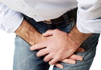 Schmerzen im Perineum sind ein Zeichen einer chronischen Prostatitis.