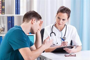 Urologe verschreibt Behandlung von Prostatitis